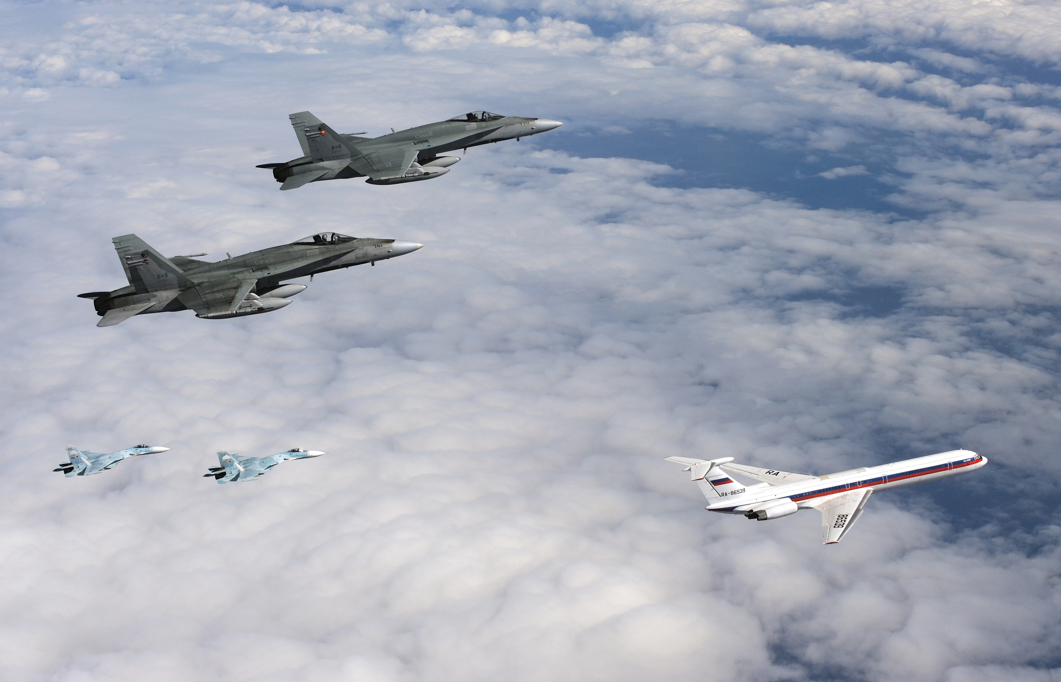 CF-18 Hornet aviones de 409 Escuadrón de caza táctico, 4 Wing Cold Lake, Alberta y Ruso Su-27 aviones de Anadyr, Rusia Práctica PROCEDIMIENTOS Para La Transferencia de un avion secuestrado simulada del Ruso al Espacio aéreo Estadounidense Durante la Defensa Aeroespacial de América del Norte Comando de Ejercicio vigilante Águila 13 el 28 de agosto de 2013.  FOTO: Cpl Vicky Lefrancois