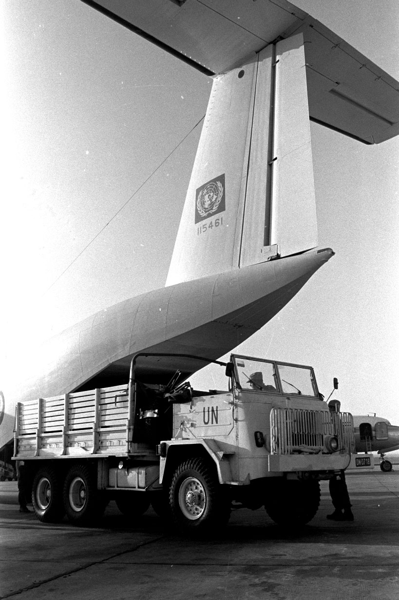 e Buffalo 461 sur la piste à Beyrouth, au Liban, avant son vol fatidique en 1974. PHOTO : Archives du MDN