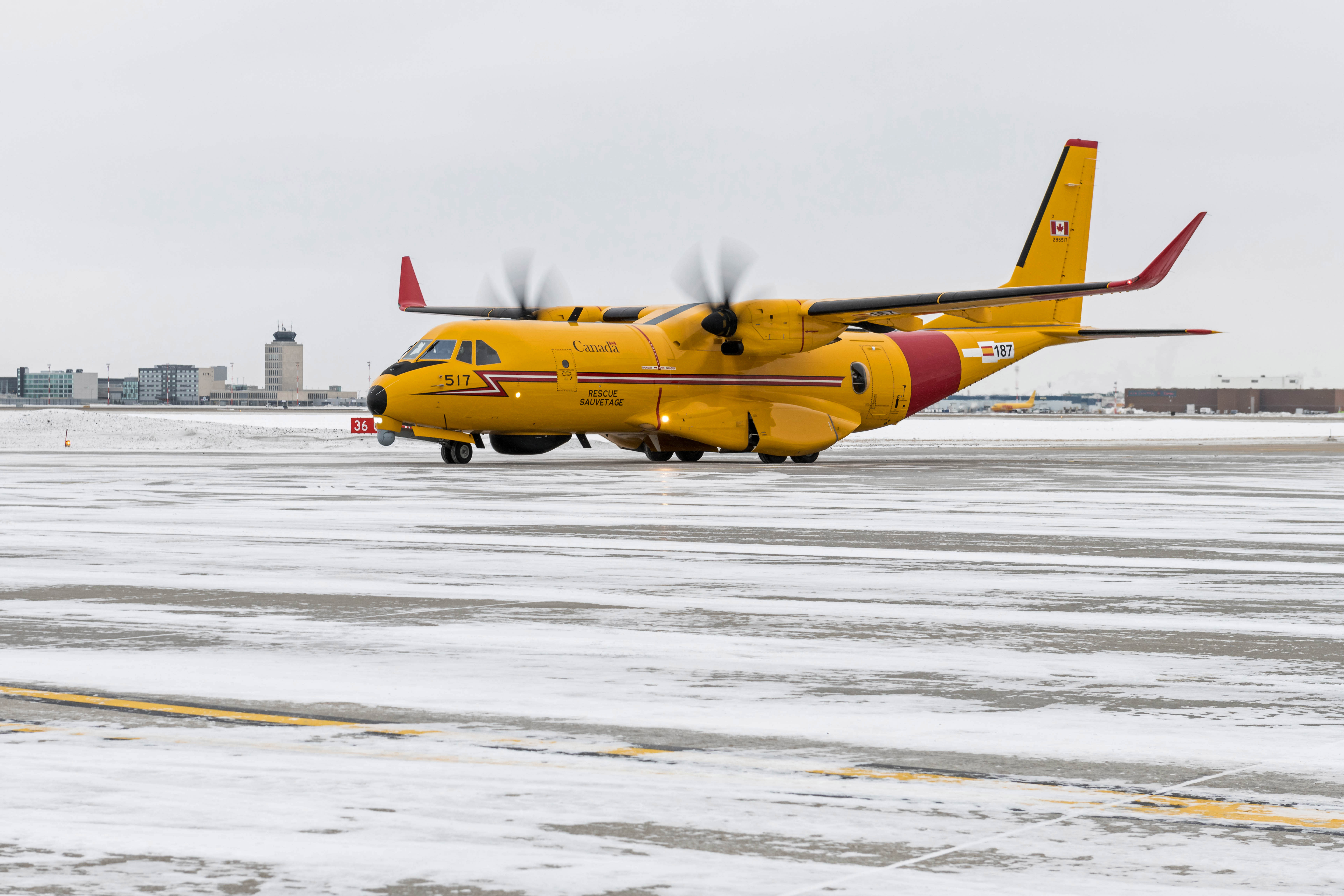 Une variante de l’avion de recherche et de sauvetage CC-295 consacrée à la formation arrive à la 17e Escadre Winnipeg, au Manitoba, pendant son voyage transcanadien le 3 février 2020. PHOTO : Sergent Daren Kraus