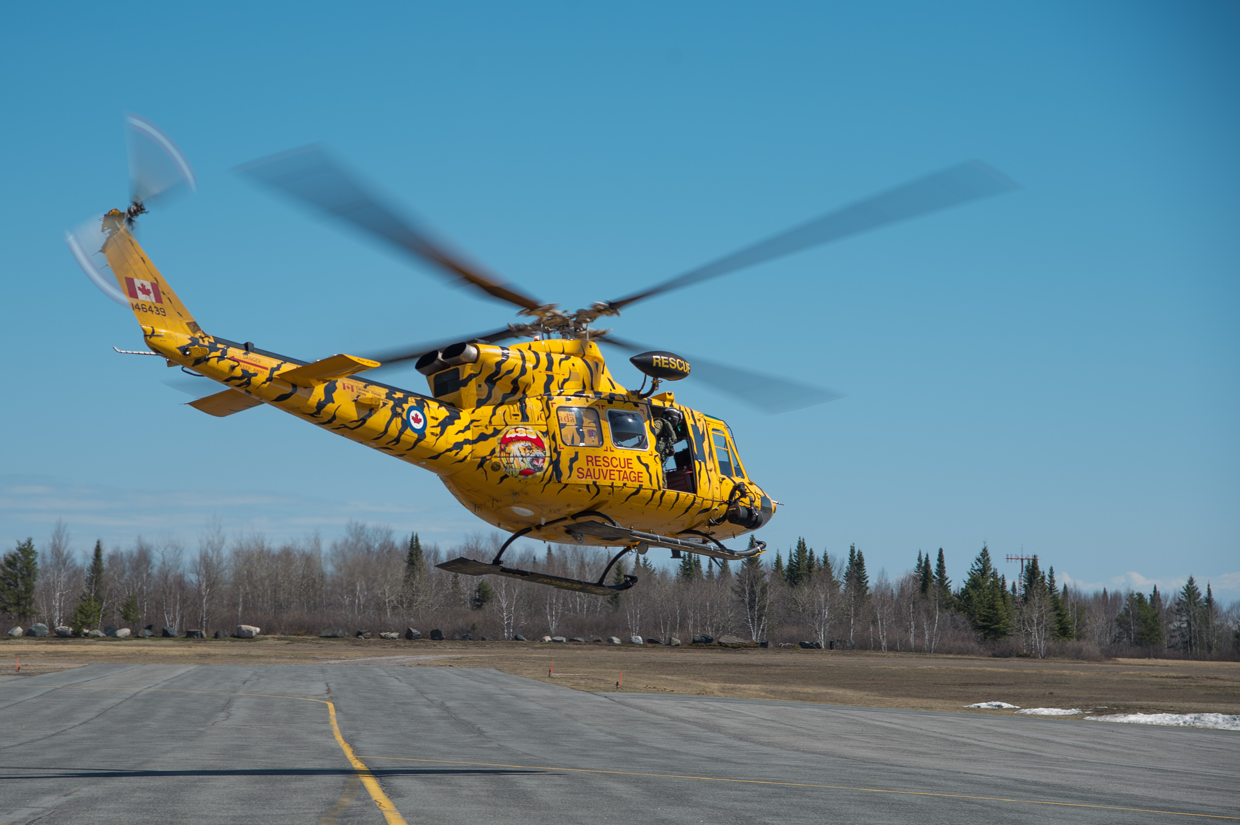 Un hélicoptère CH-146 Griffon du 439e Escadron de soutien au combat quitte l’aéroport de Kenora, en Ontario, pendant CHINTHEX 2017, le 5 mai 2017. PHOTO : Caporal Justin Ancelin